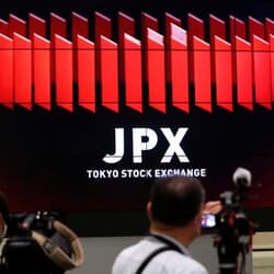 午前の日経平均は小反発、買い戻し優勢　一巡後は様子