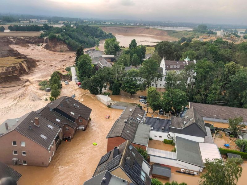 ドイツ西部の洪水、死者100人超・行方不明1300人 ダム決壊を警戒 ...