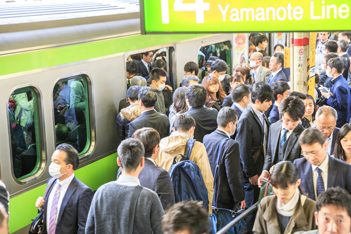 通勤電車や新幹線がやたらと混んでいるのはなぜ 加谷珪一 コラム ニューズウィーク日本版 オフィシャルサイト