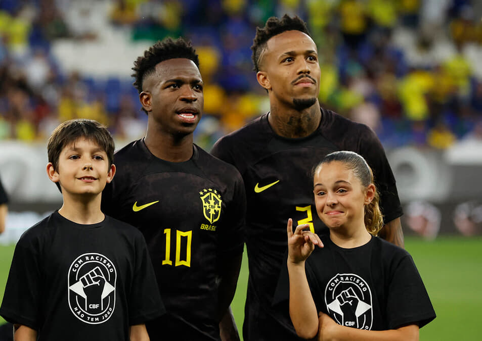 サッカーブラジル代表が黒いユニフォームを着た意味──グローバル