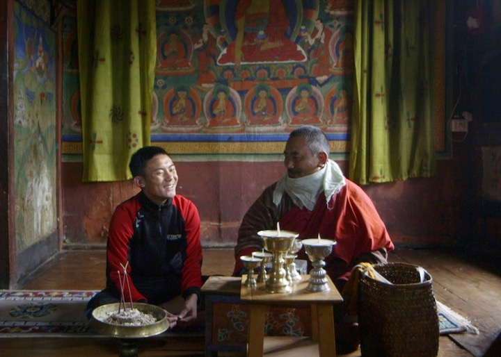 ブータン寺院の家族が、押し寄せる近代化の波の中、手探りで幸せを 