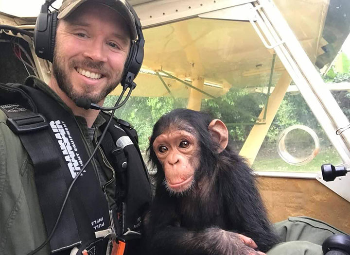 動画 密猟者から救助されたチンパンジーの赤ちゃん 小型機の操縦席でゴキゲン ニューズウィーク日本版 オフィシャルサイト