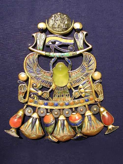 Tutankhamun_pendant_with_Wadjet.jpg