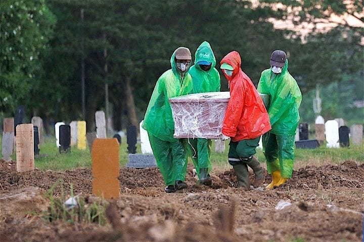 新型コロナウイルス死者急増のインドネシア 厳重梱包での死後4時間以内の埋葬を義務化 ニューズウィーク日本版 オフィシャルサイト