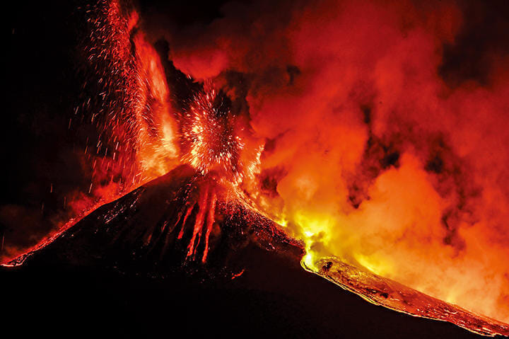 大量の溶岩流に1000メートル以上の噴煙 それでも地元住民はへっちゃら ニューズウィーク日本版 オフィシャルサイト