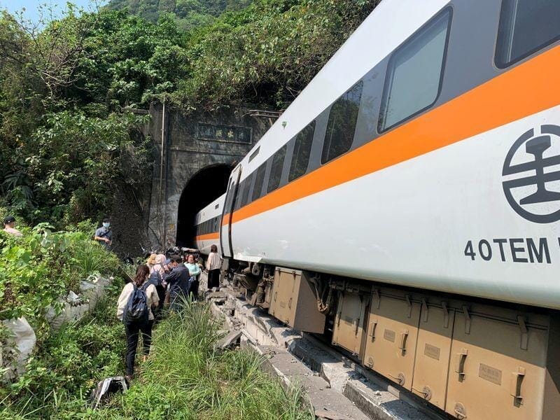 台湾史上最悪の列車事故 特急が作業車と衝突し脱線 50人死亡 ニューズウィーク日本版 オフィシャルサイト