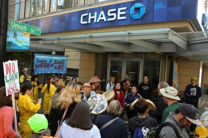 環境活動家ら 米銀行チェースのシアトル支店で抗議活動 ニューズウィーク日本版 オフィシャルサイト