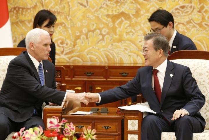 米ペンス副大統領 韓国文大統領と会談 米は北朝鮮へ圧力続けると強調 ニューズウィーク日本版 オフィシャルサイト