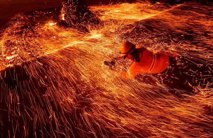 火の粉を浴びながらフォトグラファーが撮影したのは 今年を振り返る1枚 ワールド 最新記事 ニューズウィーク日本版 オフィシャルサイト