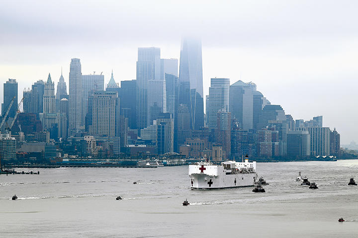 対コロナ最前線のニューヨークに米海軍の巨大病院船 ワールド 最新