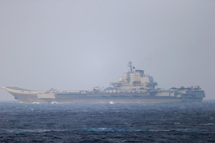 南シナ海で中国の空母の演習を 監視 する米海軍艦船の動画が話題に ワールド 最新記事 ニューズウィーク日本版 オフィシャルサイト