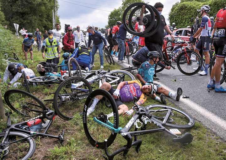 ツール・ド・フランスで数十人の転倒事故、観客が逮捕されるも「訴えを取り下げ」｜ニューズウィーク日本版 オフィシャルサイト