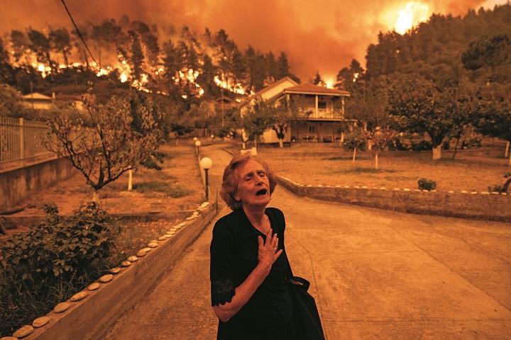 エーゲ海の島を焼き尽くす山火事 自宅を捨てて逃げるしかない女性の悲痛 ニューズウィーク日本版 オフィシャルサイト