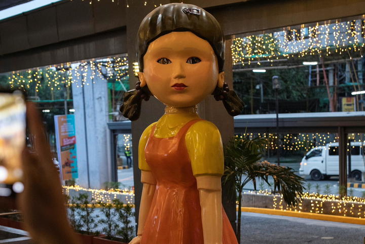 不気味過ぎて超人気 韓国 イカゲーム の殺人人形が街に現れネット騒然 ニューズウィーク日本版 オフィシャルサイト