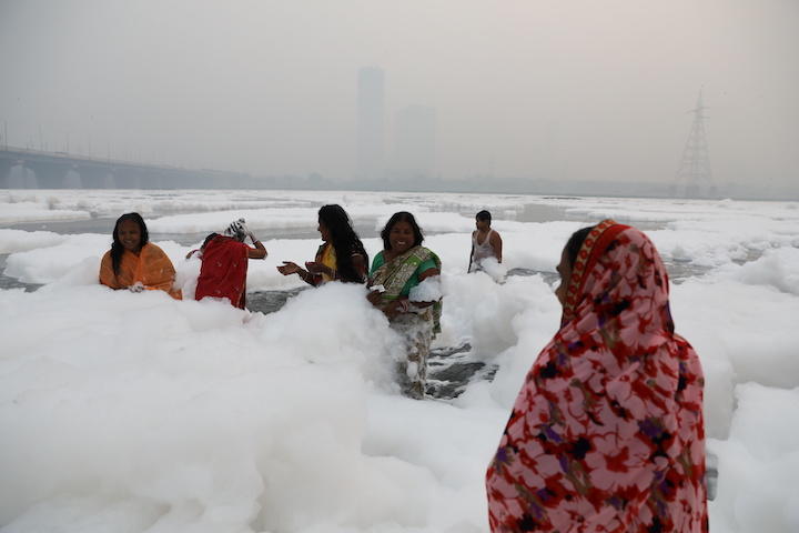 祝祭で人々が沐浴するインド ヤムナー川 有害物質の泡で覆われた ニューズウィーク日本版 オフィシャルサイト