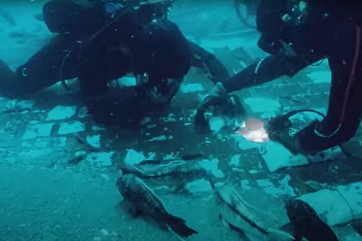 動画】テレビ番組の撮影中に「魔の三角地帯」の海底で発見された意外 
