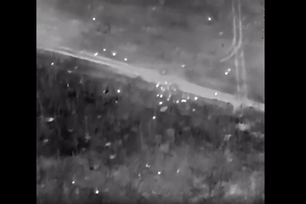 【動画】一瞬で広範囲の敵にダメージを...クラスター弾がロシア軍の部隊を襲う瞬間を捉えた動画