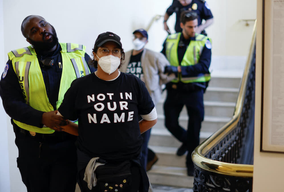 アメリカのユダヤ人、戦争反対に立ち上がる──デモ隊が米議会施設を「占拠」