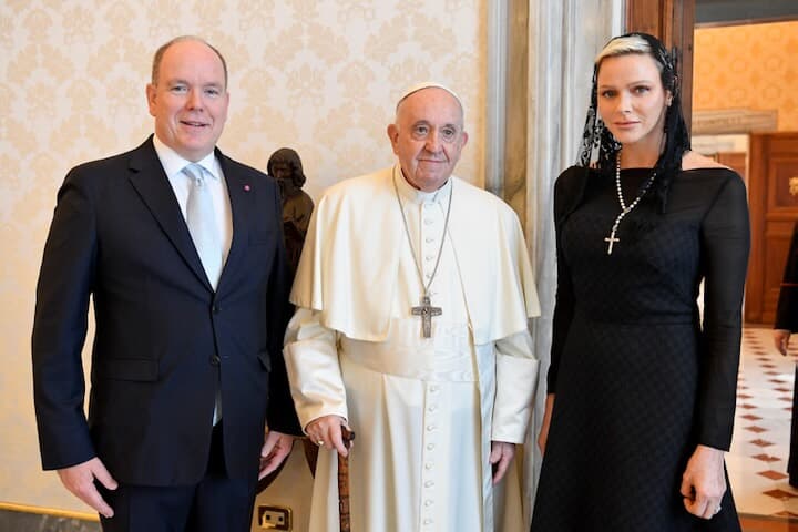 モナコ王室 シャルレーヌ公妃が黒い服でローマ教皇に謁見 夫にはハートの絵文字を贈る ワールド For Woman ニューズウィーク日本版 オフィシャルサイト