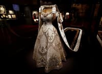 エリザベス2世の戴冠式のドレスに「こっそり」取り付けられた「縁起物」とは？｜ニューズウィーク日本版 オフィシャルサイト