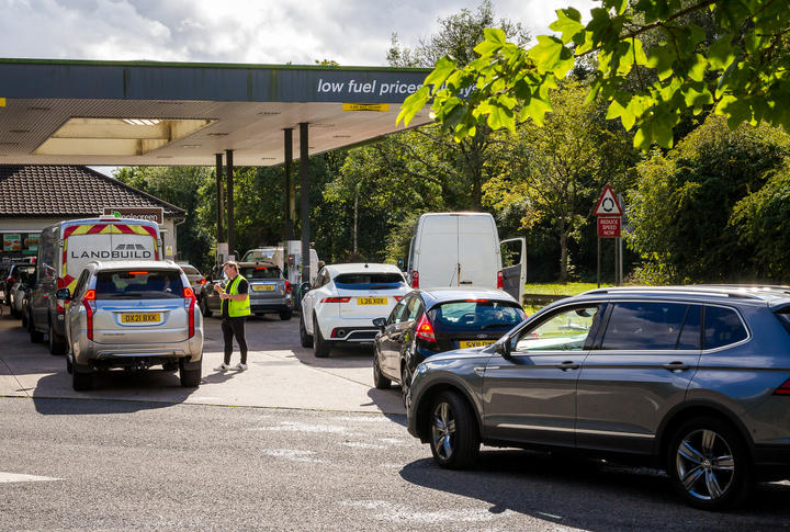 タンクローリーの運転手不足でガソリンスタンドに長蛇の列 England Swings World Voice ニューズウィーク日本版