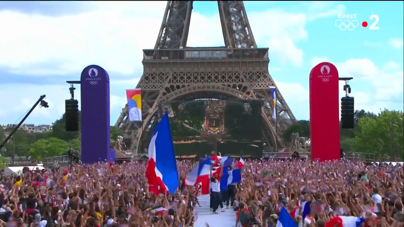 Что случилось в париже 2024 год башня. Париж 2024. Париж 2024 талисманы. Россия 2024 год Париж. Французы 2024 Париж.